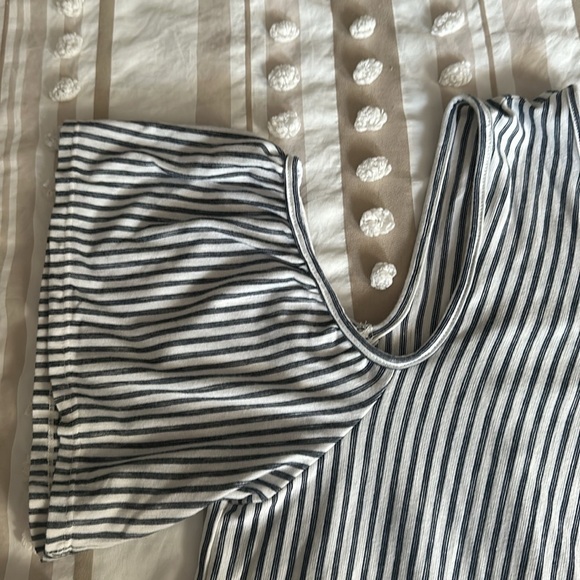 Max Studio Cold Shoulder - Picture 3 of 4